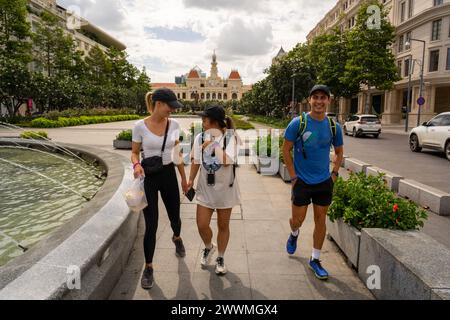 Amis multiculturels appréciant une visite de la ville au Vietnam Banque D'Images