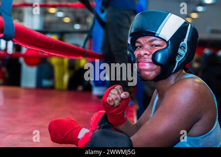 Jeunes filles participant à une clinique de boxe au gymnase local Banque D'Images