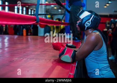 Jeunes filles participant à une clinique de boxe au gymnase local Banque D'Images