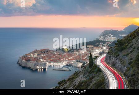 Vue aérienne de la vieille ville médiévale illuminée de Dubrovnik et de ses rues Banque D'Images