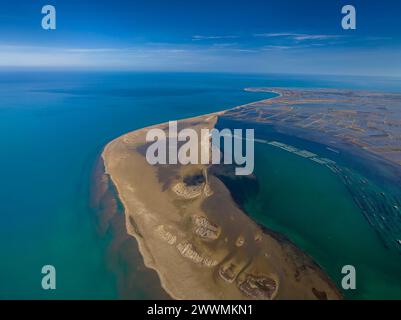 Vue aérienne de la pointe et de la baie de Fangar (Punta del Fangar et Badia del Fangar), dans le delta de l'Èbre (Tarragone, Catalogne, Espagne) Banque D'Images