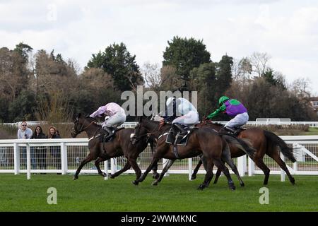 Ascot, Royaume-Uni. 24 mars 2024. Horse King's Threshold monté par le jockey Tom Bellamy (soies vertes et violettes) remporte l'hippodrome d'Ascot soutient Achieving for Children handicap Steeple Chase au Spring Family Raceday à l'hippodrome d'Ascot. Propriétaire naviguant à Byzance, entraîneur Emma Lavelle, Marlborough, éleveur William Jenks, commanditaire Hatherden Horse transport. Crédit : Maureen McLean/Alamy Live News Banque D'Images