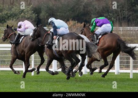 Ascot, Royaume-Uni. 24 mars 2024. Horse King's Threshold monté par le jockey Tom Bellamy (soies vertes et violettes) remporte l'hippodrome d'Ascot soutient Achieving for Children handicap Steeple Chase au Spring Family Raceday à l'hippodrome d'Ascot. Propriétaire naviguant à Byzance, entraîneur Emma Lavelle, Marlborough, éleveur William Jenks, commanditaire Hatherden Horse transport. Crédit : Maureen McLean/Alamy Live News Banque D'Images