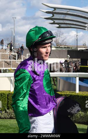 Ascot, Royaume-Uni. 24 mars 2024. Le jockey Tom Bellamy a monté le cheval King's Threshold pour remporter l'hippodrome d'Ascot soutient Achieving for Children handicap Steeple Chase au Spring Family Raceday à l'hippodrome d'Ascot. Propriétaire naviguant à Byzance, entraîneur Emma Lavelle, Marlborough, éleveur William Jenks, commanditaire Hatherden Horse transport. Crédit : Maureen McLean/Alamy Live News Banque D'Images