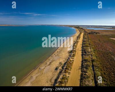 Vue aérienne de la plage de Platja de l'Arenal, à L'Ampolla, dans le delta de l'Èbre (Tarragone, Catalogne, Espagne) ESP : Vista aérea de la playa del Arenal Banque D'Images