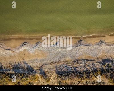 Vue aérienne de la plage de Platja de l'Arenal, à L'Ampolla, dans le delta de l'Èbre (Tarragone, Catalogne, Espagne) ESP : Vista aérea de la playa del Arenal Banque D'Images