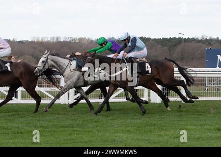 Ascot, Royaume-Uni. 24 mars 2024. Horse King's Threshold monté par le jockey Tom Bellamy (soies vertes et violettes) remporte l'hippodrome d'Ascot soutient Achieving for Children handicap Steeple Chase au Spring Family Raceday à l'hippodrome d'Ascot. Propriétaire naviguant à Byzance, entraîneur Emma Lavelle, Marlborough, éleveur William Jenks, commanditaire Hatherden Horse transport. Crédit : Maureen McLean/Alamy Live News Banque D'Images