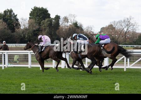 Ascot, Royaume-Uni. 24 mars 2024. Horse King's Threshold monté par le jockey Tom Bellamy (soies vertes et violettes) remporte l'hippodrome d'Ascot soutient Achieving for Children handicap Steeple Chase au Spring Family Raceday à l'hippodrome d'Ascot. Propriétaire naviguant à Byzance, entraîneur Emma Lavelle, Marlborough, éleveur William Jenks, commanditaire Hatherden Horse transport. Crédit : Maureen McLean/Alamy Live News Banque D'Images