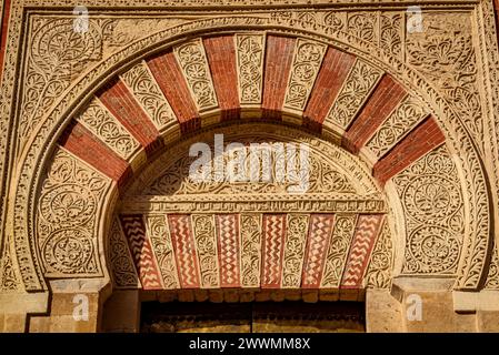 Arcs décoratifs en fer à cheval sur la façade de la mosquée Cathédrale de Córdoba (Córdoba, Andalousie, Espagne) ESP Arcos de herradura a la mezquita, Cordoue Banque D'Images