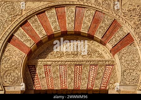 Arcs décoratifs en fer à cheval sur la façade de la mosquée Cathédrale de Córdoba (Córdoba, Andalousie, Espagne) ESP Arcos de herradura a la mezquita, Cordoue Banque D'Images