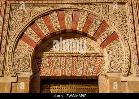 Arcs décoratifs en fer à cheval sur la façade de la mosquée cathédrale de Córdoba (Córdoba, Andalousie, Espagne) ESP : Arcos de herradura decorativos Banque D'Images