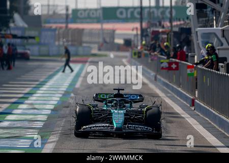 CIRCUIT INTERNATIONAL DE BAHREÏN, BAHREÏN - 23 FÉVRIER : lance Stroll, Aston Martin F1 AMR23 pendant les essais de Bahreïn sur le circuit international de Bahreïn le 23 février 2024 à Sakhir, Bahreïn. (Photo de Michael Potts/BSR Agency) crédit : BSR Agency/Alamy Live News Banque D'Images