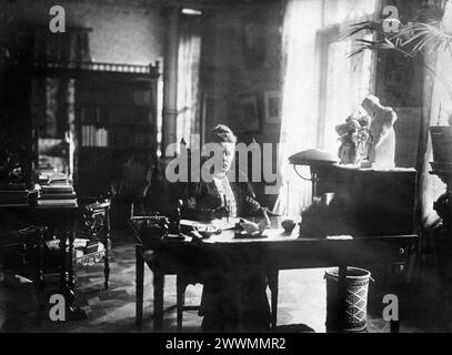 L'écrivaine suédoise Selma Lagerlöf à son bureau (1858-1940) portrait, 1909 - Selma a été la première femme à remporter le prix Nobel de littérature Banque D'Images