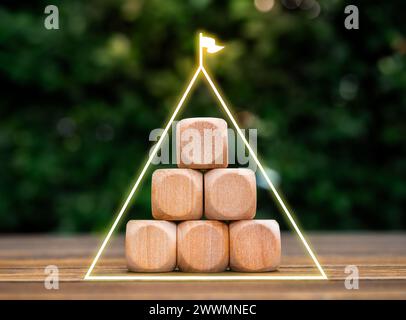 Triangle du succès, processus de croissance de l'entreprise, concept organisationnel durable. Ligne triangulaire luisante avec drapeau sur pyram vide de blocs cubes en bois vierges Banque D'Images