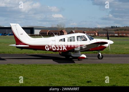 Piper Pa-28-181 Cherokee Archer II à Wellesbourne Airfield, Warwickshire, Royaume-Uni (G-DJJA) Banque D'Images