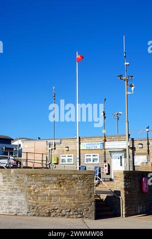 Vue de l'immeuble de bureaux Harbour Masters, West Bay, Dorset, Royaume-Uni, Europe. Banque D'Images
