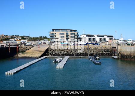 Bateaux en cale sèche dans le port avec le bâtiment Ellipse à l'arrière, West Bay, Dorset, Royaume-Uni, Europe, octobre 2022. Banque D'Images