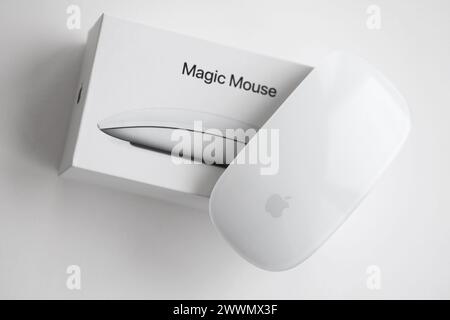 KIEV, UKRAINE - 27 NOVEMBRE 2023 Apple Magic Mouse 3e génération se trouve sur fond blanc en gros plan Banque D'Images