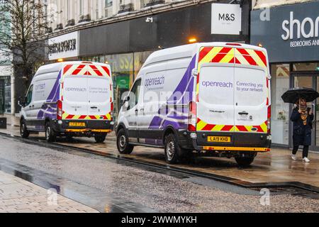 Fourgonnettes BT Open Reach à Preston, Lancashire. Météo britannique. 25 mars 2024. Il pleuvra. Fortes pluies et brise modérée encore plus de pluie tombe dans le nord-ouest de l'Angleterre crédit MediaWorldImages/AlamyLiveNews Banque D'Images