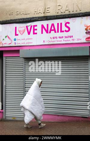 Preston, Lancashiire. Météo britannique. 25 mars 2024. Il pleuvra. Fortes pluies et une brise modérée encore plus de pluie tombe dans le nord-ouest de l'Angleterre crédit ; MediaWorldImages/AlamyLiveNews Banque D'Images