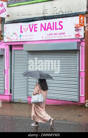 Preston, Lancashiire. Météo britannique. 25 mars 2024. Il pleuvra. Fortes pluies et une brise modérée encore plus de pluie tombe dans le nord-ouest de l'Angleterre crédit ; MediaWorldImages/AlamyLiveNews Banque D'Images