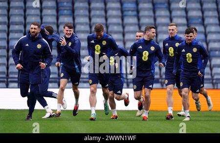 Joueurs écossais lors d'une séance d'entraînement à Hampden Park, Glasgow. Date de la photo : lundi 25 mars 2024. Banque D'Images