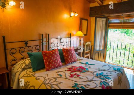 Chambre à coucher dans un hôtel rural. Province de Burgos, Castille Leon, Espagne. Banque D'Images