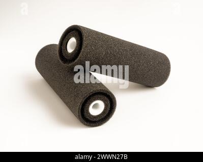 paire de décorateurs de peinture à cellules denses manchons de rouleau concaves isolés sur un fond blanc Banque D'Images