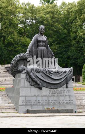 Berlin. Allemagne. Le Mémorial soviétique de la guerre à Schönholzer Heide (Sowjetisches Ehrenmal in der Schönholzer Heide). Mère Russie pleurant un soldi déchu Banque D'Images