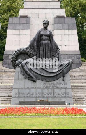 Berlin. Allemagne. Le Mémorial soviétique de la guerre à Schönholzer Heide (Sowjetisches Ehrenmal in der Schönholzer Heide). Mère Russie pleurant un soldi déchu Banque D'Images