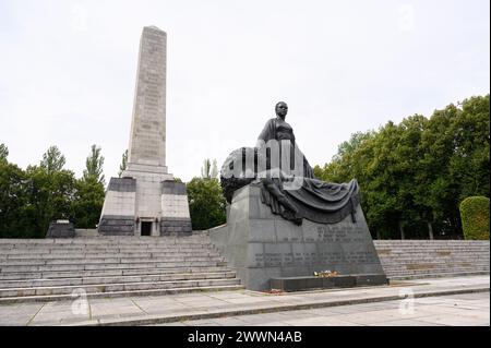 Berlin. Allemagne. Le Mémorial soviétique de la guerre à Schönholzer Heide (Sowjetisches Ehrenmal in der Schönholzer Heide). Mère Russie pleurant un soldi déchu Banque D'Images