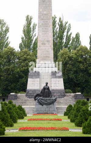 Berlin. Allemagne. Le Mémorial soviétique de la guerre à Schönholzer Heide (Sowjetisches Ehrenmal in der Schönholzer Heide). Mère Russie pleurant un soldi déchu Banque D'Images