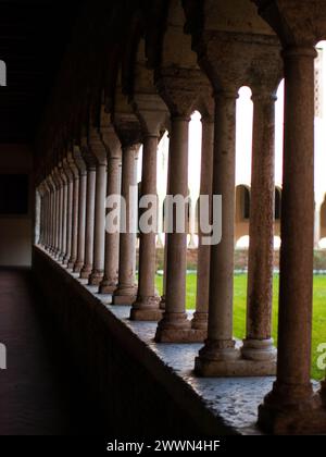 Colonnes dans le cloître. Vérone, Italie Banque D'Images