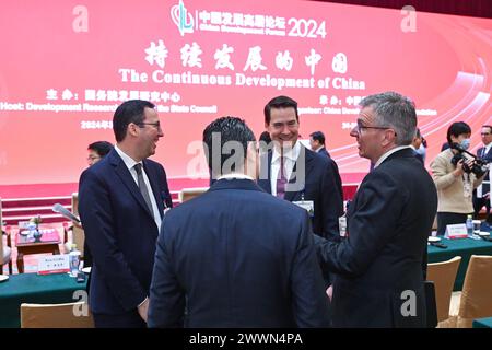 (240325) -- BEIJING, 25 mars 2024 (Xinhua) -- les gens discutent avant la cérémonie d'ouverture du Forum chinois pour le développement 2024 à Beijing, capitale de la Chine, le 24 mars 2024. (Xinhua/Li Xin) Banque D'Images