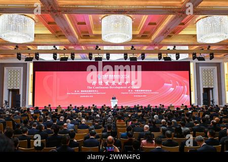 (240325) -- BEIJING, 25 mars 2024 (Xinhua) -- cette photo prise le 24 mars 2024 montre la cérémonie d'ouverture du Forum de développement de la Chine 2024 à Beijing, capitale de la Chine. (Xinhua/Li Xin) Banque D'Images