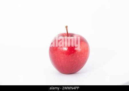 Pomme rouge sur un fond blanc Banque D'Images