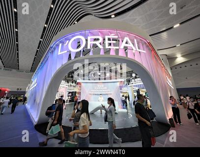 Pékin, Chine. 26 juillet 2022. Cette photo prise le 26 juillet 2022 montre le stand du géant des cosmétiques L'Oréal dans le pavillon français de la deuxième exposition internationale des produits de consommation de Chine (CICPE) à Haikou, dans la province de Hainan, au sud de la Chine. Crédit : Guo Cheng/Xinhua/Alamy Live News Banque D'Images