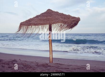 Parasol sur la plage. Mojacar, province d'Almeria. Andalousie. Espagne. Banque D'Images
