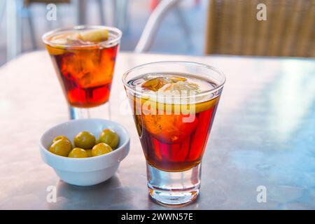 Apéritif espagnol : deux verres de vermouth et green olives dans une terrasse. Madrid, Espagne. Banque D'Images