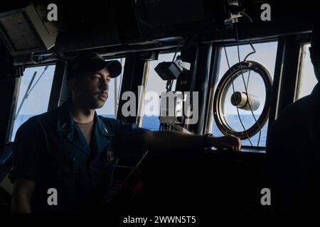 OCÉAN PACIFIQUE (17 février 2024) L'enseigne Mahmoud Abusaid surveille à bord du destroyer de missiles guidés de classe Arleigh Burke USS Rafael Peralta (DDG 115) lors d'un ravitaillement en mer avec le navire de cargaison sèche et de munitions USNS Cesar Chavez (T-AKE 14). Cesar Chavez est affecté au Military Sealift Command Far East (MSC FE) qui, en coordination avec le commandant de la Task Force 73, ravitaille et ravitaille les forces navales déployées, ainsi que les alliés et partenaires régionaux dans l’Indo-Pacifique. Rafael Peralta est déployé vers l’avant et affecté au commandant de la Task Force 71/Destroyer Squadron (DESRON) 15, la Navy’s la Banque D'Images
