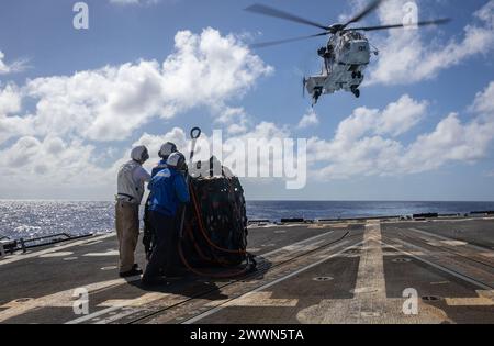 OCÉAN PACIFIQUE (17 février 2024) des marins se préparent à décharger une palette lors d'un réapprovisionnement vertical sur le pont d'envol du destroyer de missiles guidés de classe Arleigh Burke USS Rafael Peralta (DDG 115) lors d'un réapprovisionnement en mer avec le navire de cargaison sèche et de munitions USNS Cesar Chavez (T-AKE 14). Cesar Chavez est affecté au Military Sealift Command Far East (MSC FE) qui, en coordination avec le commandant de la Task Force 73, ravitaille et ravitaille les forces navales déployées, ainsi que les alliés et partenaires régionaux dans l’Indo-Pacifique. Rafael Peralta est déployé en avant et affecté au commandant de la Force opérationnelle 7 Banque D'Images