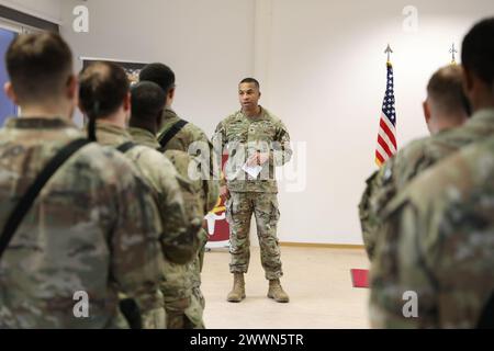 Le Col. Anthony King, commandant de la 30e brigade médicale, s'adresse aux participants et les encourage à donner tout leur possible à ce concours lors de la compétition de la meilleure escouade de la 30e brigade médicale sur la base militaire Franken Kaserne, Ansbach, Allemagne, le 26 février 2024. L'équipe gagnante concourra au 21e Theater Sustainment Command. Des événements comme ceux-ci sont utilisés comme un test de courage et de ténacité, favorisent la préparation et l'esprit de corps, et sont une partie fondamentale de la méthode de la Brigade de construire des équipes létales et cohésives et des chefs experts. Armée Banque D'Images