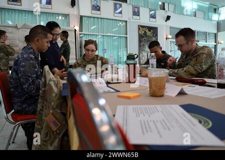 Royal Thai 1st Special Forces Division and Special Operations Detachment - Pacific (SOD-P) officiers d'état-major et soldats des forces d'opérations spéciales (SOF) travaillent ensemble pendant un cours sur le processus de planification conjoint facilité par l'Université des opérations spéciales interarmées (JSOU) avant l'exercice conjoint Cobra Gold 24 à Lopburi, Royaume de Thaïlande, le 22 février 2024. JSOU prépare les professionnels SOF à relever les défis stratégiques et opérationnels, en les dotant de la capacité de réfléchir aux problèmes avec des connaissances, des idées et de la prévoyance. SOD-P fournit une augmentation entraînée, préparée et équipée à U.S. Army Speci Banque D'Images