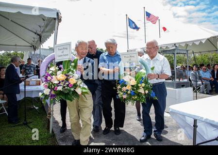 YIGO, Guam (24 février 2024) - les membres de l'anneau de paix de Guam Japon et de l'anneau de paix de Guam rendent hommage aux soldats tombés au combat lors de la 13e cérémonie du mémorial de la paix au South Pacific Memorial Park, le 24 février. Le Mémorial de la paix est organisé pour honorer les soldats tombés au combat qui ont perdu la vie à Guam pendant la seconde Guerre mondiale Marine Banque D'Images