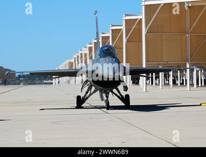 Un avion F-16 Fighting Falcon se prépare au décollage pendant le cours de formation au vol Heritage à la base aérienne Davis-Monthan, Ariz., le 29 février 2024. Le F-16 était l’une des quatre équipes de démonstration du Air combat Command. Armée de l'air Banque D'Images