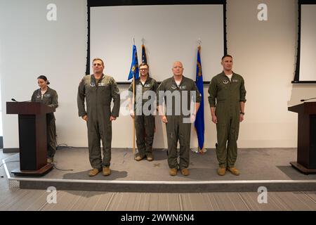 Le lieutenant Col. Matthew Schwegel prend le commandement du 152e escadron de soutien aux opérations dans l'auditorium du Groupe des opérations, le 3 février. 2024. Coll Erik Brown (à gauche) a présidé la cérémonie de prise de commandement, transmettant les directives du commandant sortant, le lieutenant Coll Thomas Dorsett (au centre), au commandant entrant, le lieutenant Coll Schwegel (à droite). Banque D'Images