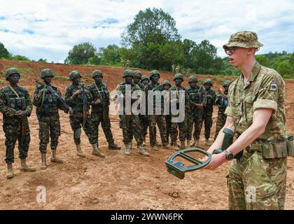 Le batteur de l'armée britannique Todd Yates, affecté au 1er bataillon Irish Guards, 11e brigade d'assistance de la Force de sécurité, armée britannique, montre comment assembler un détecteur de mines aux soldats des Forces de défense kényanes lors de la formation contre les engins explosifs improvisés à Justified Accord 2024 (JA24) tenue au Centre de formation contre le terrorisme et la stabilité insurrectionnels, Nanyuki, Kenya, le 26 février 2024. Le JA24 est le plus grand exercice de l'US Africa Command en Afrique de l'est, qui se déroulera du 26 février au 7 mars. Dirigé par la Force opérationnelle sud-européenne de l'armée américaine, Afrique (SETAF-AF), et accueilli au Kenya, l'exercice de cette année Banque D'Images