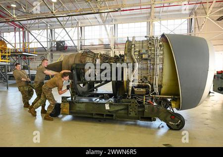 Des aviateurs américains avec le 191st maintenance Squadron, Michigan Air National Guard, retirent un moteur à réaction F108 d'un avion KC-135T Stratotanker lors d'un changement de moteur, le 7 février 2024 à Selfridge Air National Guard base, Michigan. Des changements de moteur planifiés sont effectués pour faciliter la plus grande disponibilité de mission pour les avions. Garde nationale aérienne Banque D'Images