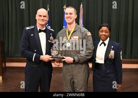 Le Coll William Gutermuth, commandant de la 433e escadre de transport aérien, et le Sgt-maître-chef Takesha Williams, chef de commandement de la 433e AW, présentent le prix du sous-officier supérieur de l’année au Sgt-maître Joshua Green, 356e escadron de transport aérien, lors de la cérémonie annuelle de remise des prix de l’escadre le 3 février 2024, à la base conjointe San Antonio-Lackland, Texas. Armée de l'air Banque D'Images