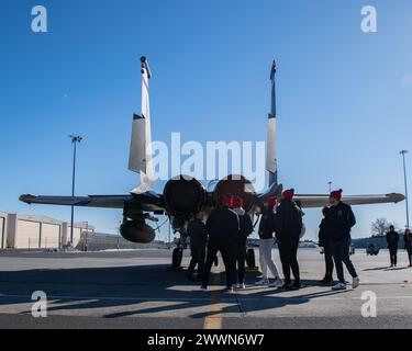 Les joueurs de l'équipe de hockey des Springfield Thunderbirds ont passé l'après-midi à visiter la 104th Fighter Wing, le 14 février 2024, à la Barnes Air National Guard base, Massachusetts. Au cours de la tournée, les joueurs ont vu les F-15 Eagles décoller de l'escadre, ont appris la mission de l'escadre et ont parlé avec les pilotes dans le cadre de l'événement de sensibilisation communautaire. Garde nationale aérienne Banque D'Images